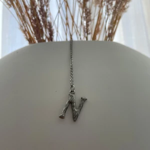 Halsband bokstav N - Halsband från smycka gbg. Nyskick eftersom ja fick det i fel färg så därför helt oanvänt. Kedjan medföljer. Pris kan diskuteras🥰