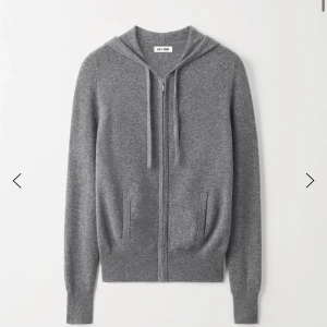 Grå hoodie från Soft Goat - Mysig grå hoodie i 100% kashmir från Soft Goat. Perfekt för kyliga dagar med sin mjuka och lyxiga känsla. Den har dragkedja och huva, vilket gör den både praktisk och stilren. Säljer då den inte kommer till användning, priset kan diskuteras ❣️