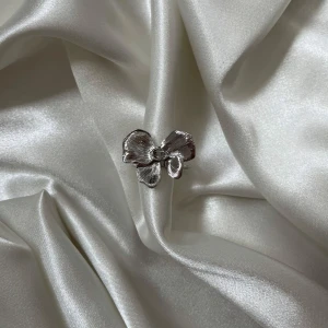 Lovisa ring  - 45kr/st, gjord i rostfritt stål vilket innebär att den inte tappar färg eller gör fingrarna gröna samt går att justera så den passar alla fingrar  🫶🏼