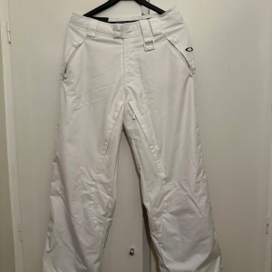 Vita skidbyxor från Oakley - Säljer ett par vita byxor från Oakley i loose fit. Perfekta för vintern och skidsäsongen.  