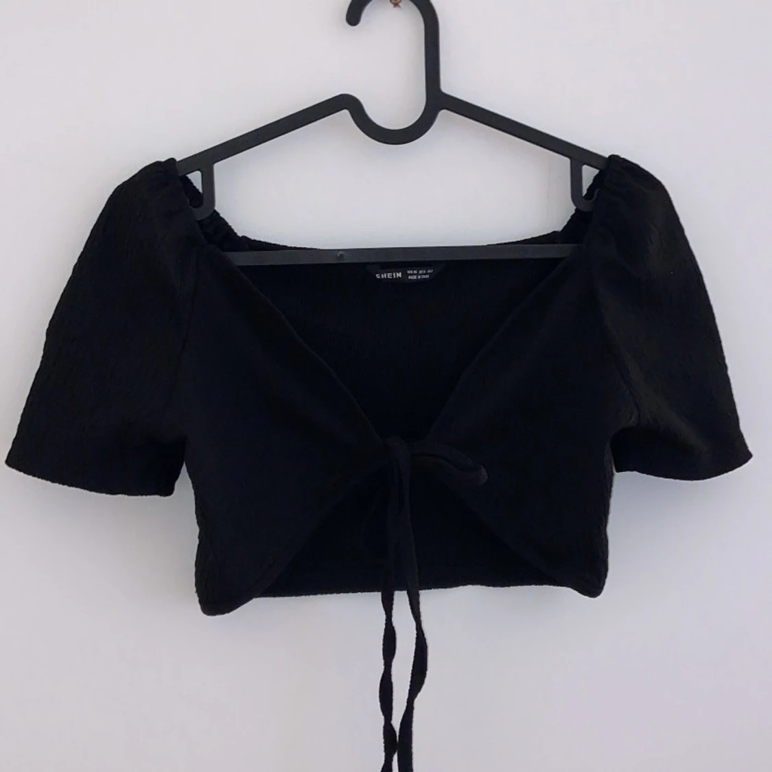 Svart kortärmad topp med knyt