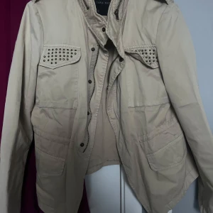 Beige jacka från Zara Basic - Säljer en snygg beige jacka från Zara Basic i storlek L, sitter dock som en storlek S. Hel och ren
