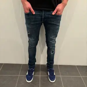  Dondup Jeans George! Trendigaste jeansen på marknaden.  Skick= 9,5/10 Ny pris= 4000 kr Säljs för= 1199 kr