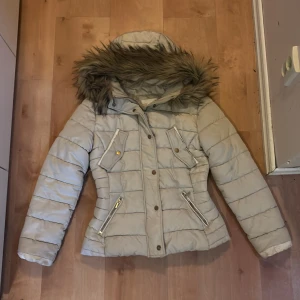 Dunjacka med päls luva - Säljer en snygg beige jacka med päls luva🫶 Några fläckar finns, men annars i bra skick. 