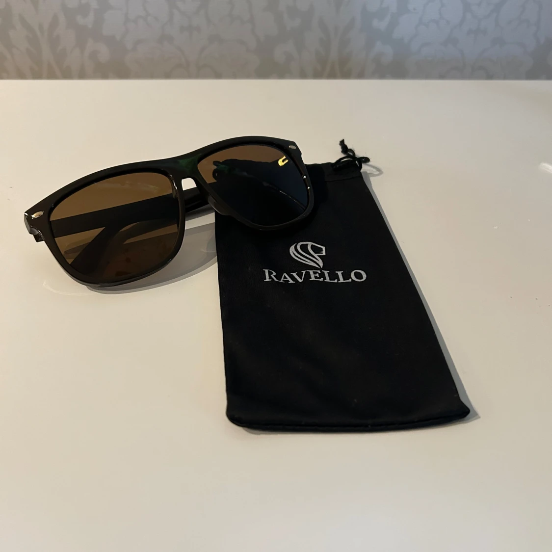 Säljer svart/brunna solglasögon från Ravello då dom inte används. Skick 10/10, har aldrig använts så dom är helt nya. Påse följer självklart med - 90