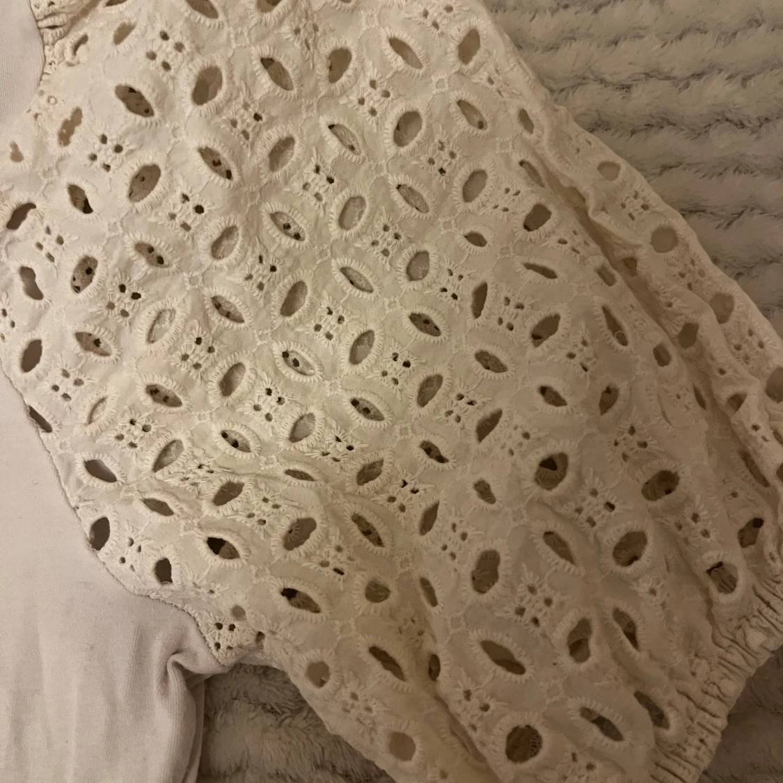 Vit topp med spetsärmar - 91