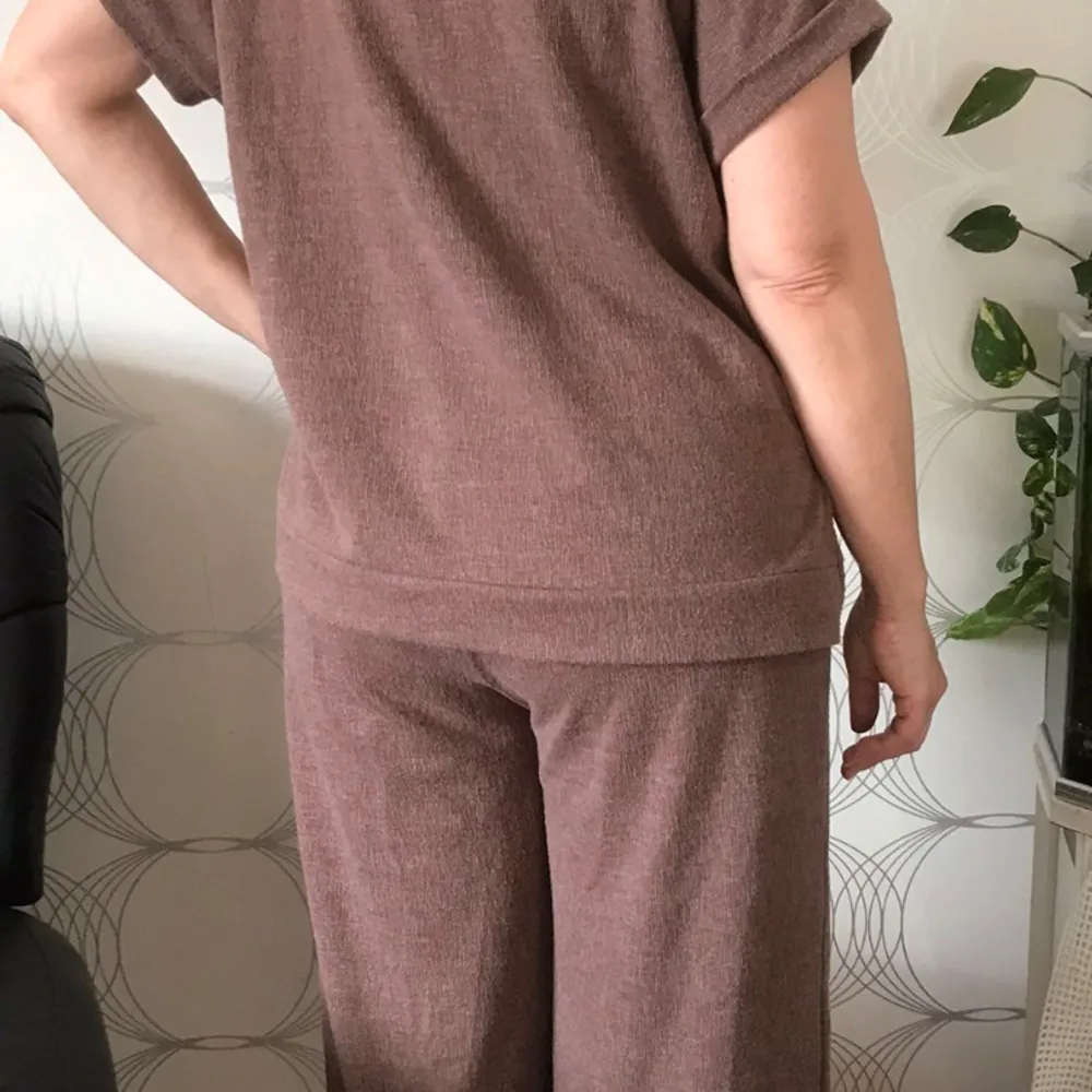 Säljer ett snyggt och bekvämt brunt set från Vero Moda. Toppen är kortärmad och byxorna har en loose passform med resår i midjan. Perfekt för en avslappnad dag hemma eller en casual utflykt. Materialet känns mjukt och skönt mot huden.. Tröjor & Koftor.