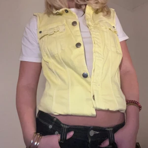 Gul väst från G-Star raw - Säljer en snygg, vintage gul väst från G-star i mycket bra skick. Västen har knappar framtill och två bröstfickor med lock. Perfekt för vår och sommar, och kan stylas med en t-shirt eller långärmad tröja under. Passar både till vardags och fest!