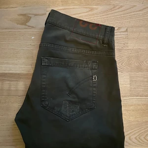 Dundop jeans 30:32 - Säljer just nu dessa feta dundop jeans. Nypris ligger runt 2000kr. Färgen är grå/svart med en snygg detaljerad slitning. Passformen är slim fit. Storlek:30:32. Jeansen är knappt använda och är i mycket bra skick. Skriv vid minsta fråga eller fundering