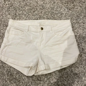 Vita shorts från H&M - Säljer ett par vita shorts från H&M i storlek 36. De är i bra skick och perfekta för sommaren. Shortsen har en knapp och dragkedja framtill samt fickor både fram och bak. Säljer för att dom inte passar längre men har varit väldigt mycket till användning!❤️