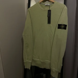 Limegrön Stone Island Sweatshirt (Storlek S) - Supersnygg Stone Island sweatshirt i en unik Limegrön färg: 1599kr, helt oanvänd med prislapp i storlek S (passar även M), Kvitto finns 🧾
