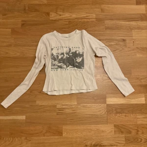 Långärmad brandy Melville tröja  - Brandy Melville tröja med tryck i bra skick!🫶