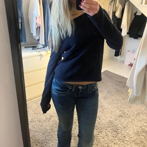 Mörkblå tröja - Står ingen storlek, men skulle säga att den är s-m.💙