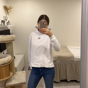 Ck hoodie  - En snygg Calvin Klein hoodie. Använd en del men är i bra skick, lite nopprig däremot. Säljer pga att den blivit för liten.  Den är i storlek M men är liten i storleken så S passar bäst