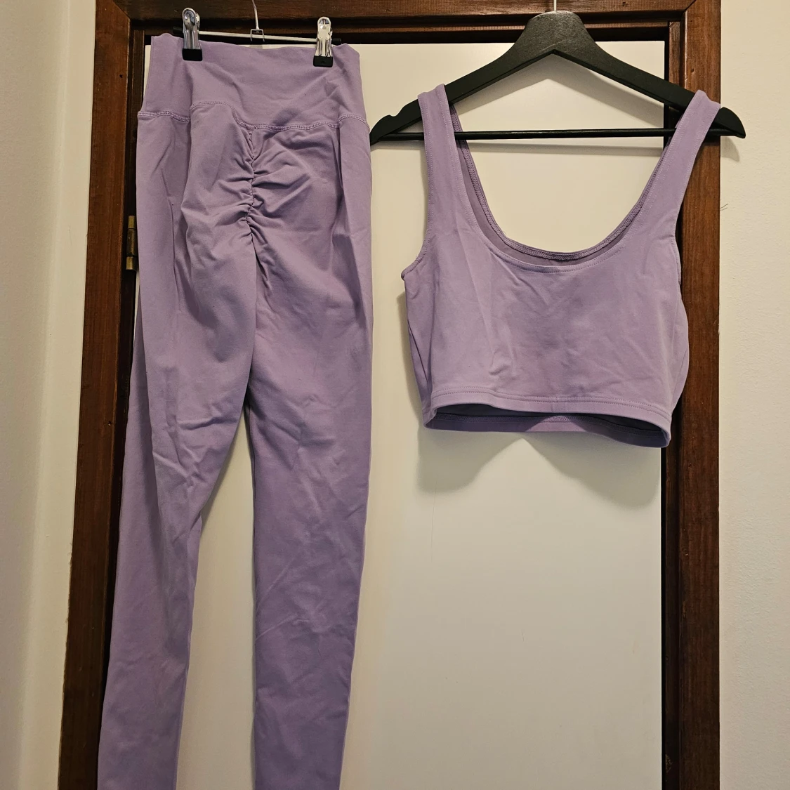 Lila träningstopp och leggings från Makeido - 90