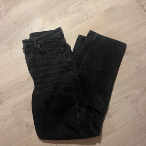 Svarta jeans från Weekday - Säljer ett par svarta jeans från Weekday i modellen Rowe. De är i bra skick med bra passform