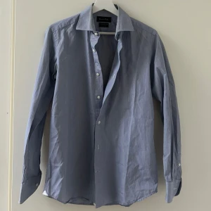 Massimo dutti skjorta  - Randig Massimo dutti skjorta i väldigt bra skick, skick 8/10. Dm för ytterligare info 