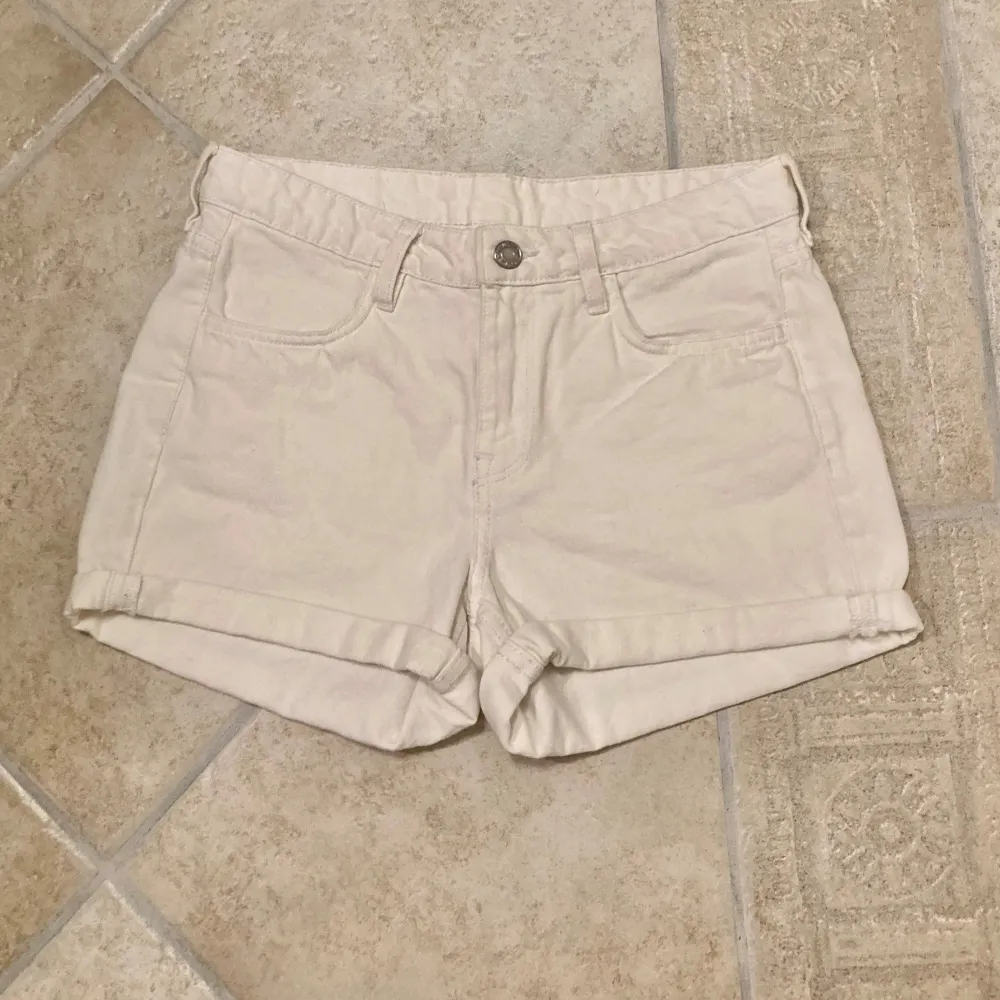 Vita mid-Rise shorts från H&M i stl 34. Shortsen är enbart använd fåtal gånger och är i gott begagnat skick Klicka gärna på köp nu och meddela for eventuella frågor. :). Shorts.