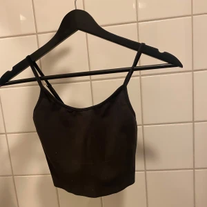 Sportbh - Mörkgrå från H&M med justerbara band, sparsamt använd 🥰