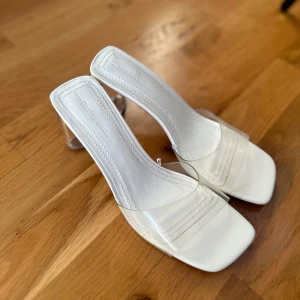 Vita klackskor - Vita klackskor från Bershka i nytt skick. Helt oanvända