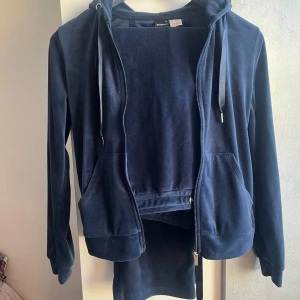 Gina Tricot velourset - Jättefint och mysigt set från Gina Tricot. Även i marinblått som passar till nästan alla färger. Superskönt material och väldigt fin passform 💙