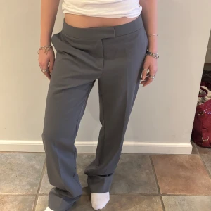 Grå kostymbyxor - Säljer gråa lågmidjade kostymbyxor