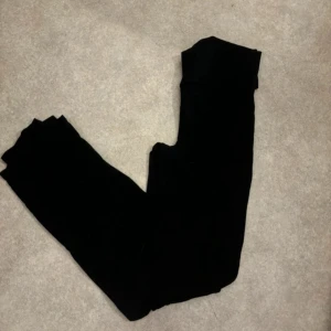 Svarta byxor från Gina Tricot - Säljer ett par svarta byxor från Gina Tricot. De är i bra skick och perfekta för både vardag och fest. Byxorna har en hög midja och är gjorda i ett mjukt material som ger en bekväm passform. Passar perfekt till höst- och vintergarderoben!