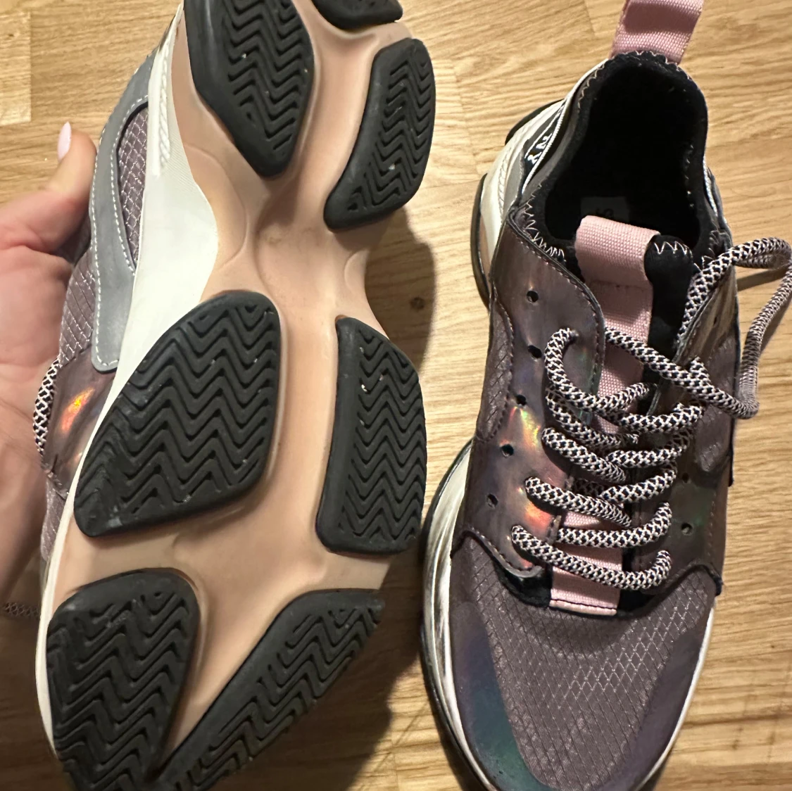 Steve Madden sneakers med rosa detaljer - 92