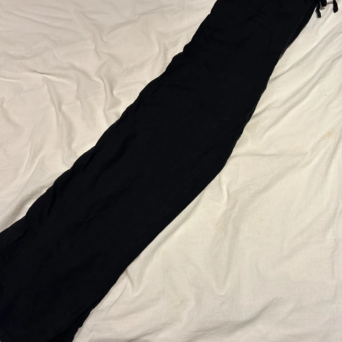 Svarta byxor med dragsko - 90