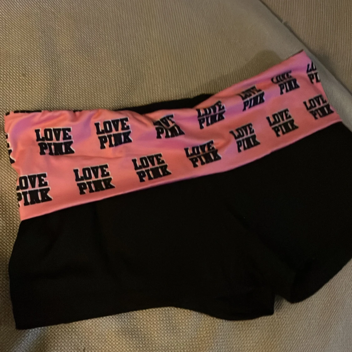 Svarta shorts med rosa resår  - 90