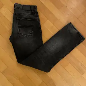 Tjena! Vi säljer dessa svarta Nudie Jeans i storlek 30/32 i modellen ”Slim Jim”. Jeansen har en snygg tvät med en femfickig design. Perfekta för höst och vinter! Hör av er vid minsta fundering 😊😊