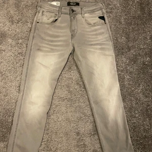 Replay Anbass - Säljer ett par snygga gråa Replay anbass jeans! Storlek 28W 30L. Skick i toppklass, knappt använda. Fraktar snabbt!📦