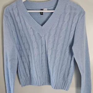 Ljusblå stickad tröja ifrån HM - Säljer en ljusblå stickad tröja ifrån HM i storlek S🩵