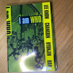 STRAY KIDS - 2ND MINI ALBUM - I am WHO - (Jag har ritat över det tidigare medlemmen Woojins ansikte i photobooken.) PACKAGE :  1 CD + 1 PHOTOBOOK (2ND PAGE, 1 RANDOM OUT OF 9) + 1 QR PHOTO CARDS (1 FOR EACH VER.) QR PHOTO CARD VERSIONS 1) SELF-PORTRAIT VER. (1 RANDOM OUT OF 9) 2) SELFIE VER. (1 RANDOM OUT OF 27) 3) BEHIND VER. (1 RANDOM OUT OF 9)