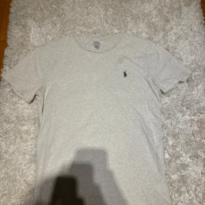 Polo ralph lauren t shirt - Storlek S och är en najs tröja som är i bra skick, köpt för 1299. Pris kan diskuteras!