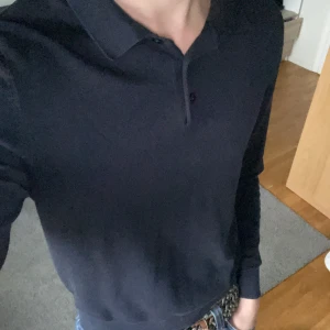 These glory days tröja  - Säljer en stilren navy tröja från these glory days. Inga defekter. Använd cirka 2-3 gånger alltså är den som ny. Köpte den för 800 på volt.