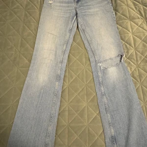 Ljusa jeans med slitningar - Säljer ett par ljusa jeans från Perfect Jeans i storlek S. De har en cool, sliten look med hål på knäna och en reva på bakfickan. Perfekta för en avslappnad stil! 🕶️