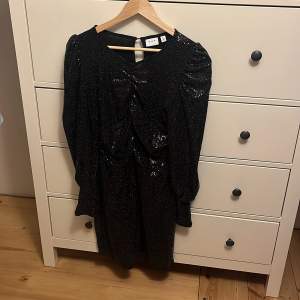 Nyskick, köpte för 700 och säljer för 350💗Snygg svart glittrig klänning från Vila i storlek S. Perfekt nu till nyår eller jul  med sitt glittrande material som fångar ljuset. Klänningen har en elegant passform och långa ärmar, vilket gör den idealisk för både höst och vinter. Ett måste för garderoben om du vill sticka ut på nästa fest! ✨