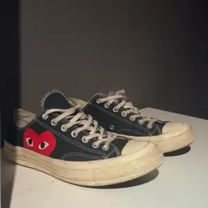 Säljer ett par cdg converse i storlek 23, inga defekter men tecken på användning på innersulorna, hör av er vid mer frågor 