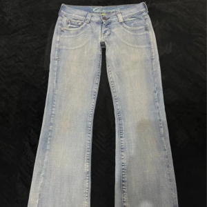 lowwaist flare vintage jeans - Säljer dessa skit snygga jeans som tyvärr var för stora för mig! Jätte fin kvalite och färg men som sagt för stora för mig! Det finns ingen storlek på jeansen men skulle säga att dessa är L kanske? De är stora så rekommenderar att kolla ifall måtten passar först ❤️❤️ Går endast ner i pris vid snabba köp då jag vill få tillbaka mina pengar bara🥰 inga fler bilder tyvärr !