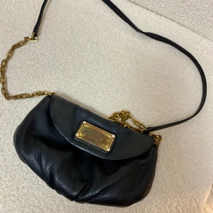 Marc Jacobs väska  - Superfin Marc Jacobs väska, perfekt till både vardag och kväll! Använt skick men har fortfarande mycket att ge, därav priset 😊