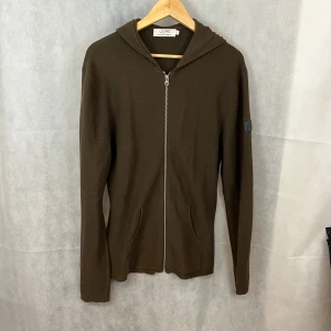 Ljung hoodie - Riktigt skön stickad hoodie av Ljung. Riktigt fint skick. Modllenen är 185.