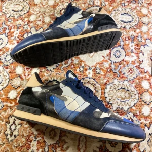 Valentino Rockrunners  - Hej! Säljer nu mina skor från märket Valentino , storlek 45, mycket bra skick, tveka inte på att höra av dig om du har frågor eller funderingar kring skorna!