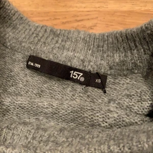 Grå stickad tröja  - Mysig grå stickad tröja från Lager, den är så himla mysig att vara i och jätte fin. Färgen är lite ljusare än vad den är på bilden, ärmen ser också jätte små ut men de passar skit bra🤍