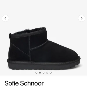  Sofie Schnoor uggs - Säljer mina fina uggs från förra året, fortfarande i bra skick då jag knappt använde dem. Strl 39. Kom privat för egna bilder. Köpta för 1100 kr.
