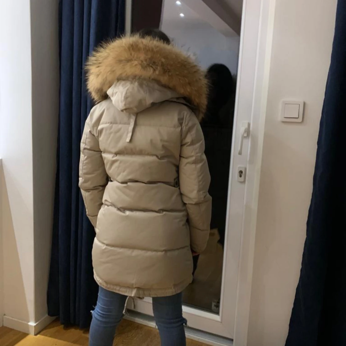 Beige dunjacka med pälsdetalj  - 91