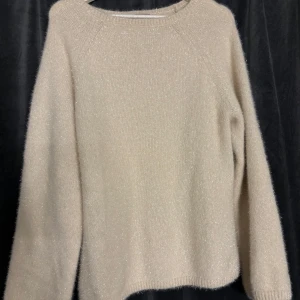 Beige stickad tröja från H&M - Jätte mysig och fin stickad tröja som glittrar💞 