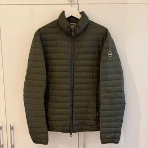Colmar vinter jacka - Säljer en snygg grön pufferjacka från Colmar i storlek S-M/48. Jackan har inga skador och är i riktigt bra skick. Hör av er vid funderingar. Kan ta emot byten Skick-9/10