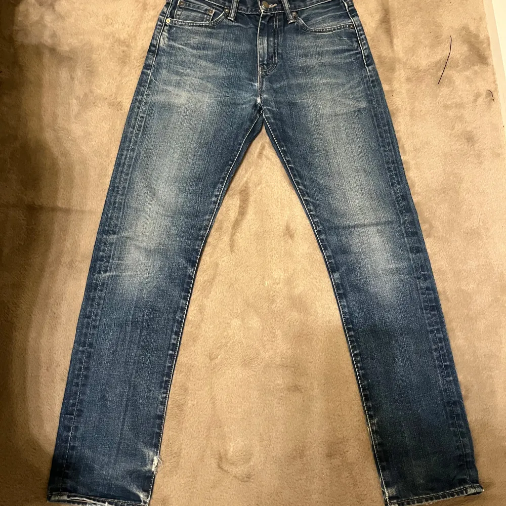 Säljer ett par tvär feta Levis jeans det är storlek 29/32 säljer för att de inte passar mig. Jeans & Byxor.