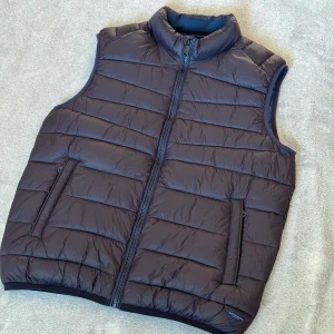 Blå väst från Scotch & Soda - Säljer en snygg blå väst från Scotch & Soda i storlek S. Västen är fodrad och vilket gör den relativt varm. Insidan är en ljusare blå färg. Den har en dragkedja framtill samt 2 fickor med dragkedja. // hör av dig vid frågor 